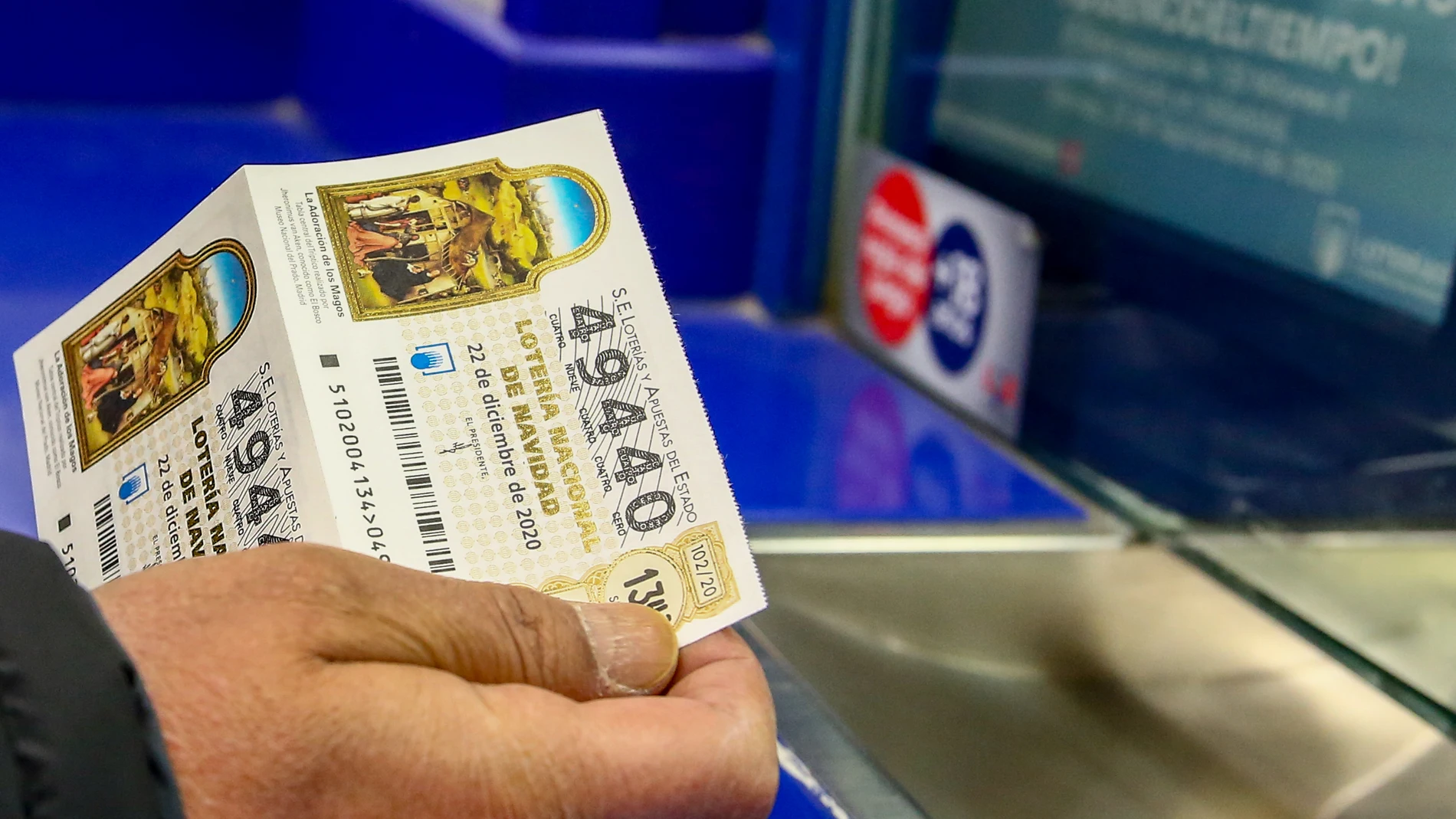 Una persona compra un décimo para el Sorteo Extraordinario de la Lotería de Navidad 2020