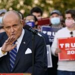 Rudy Giuliani ,abogado de Trump durante un acto durante el recuento de votos en Pennsylvania.