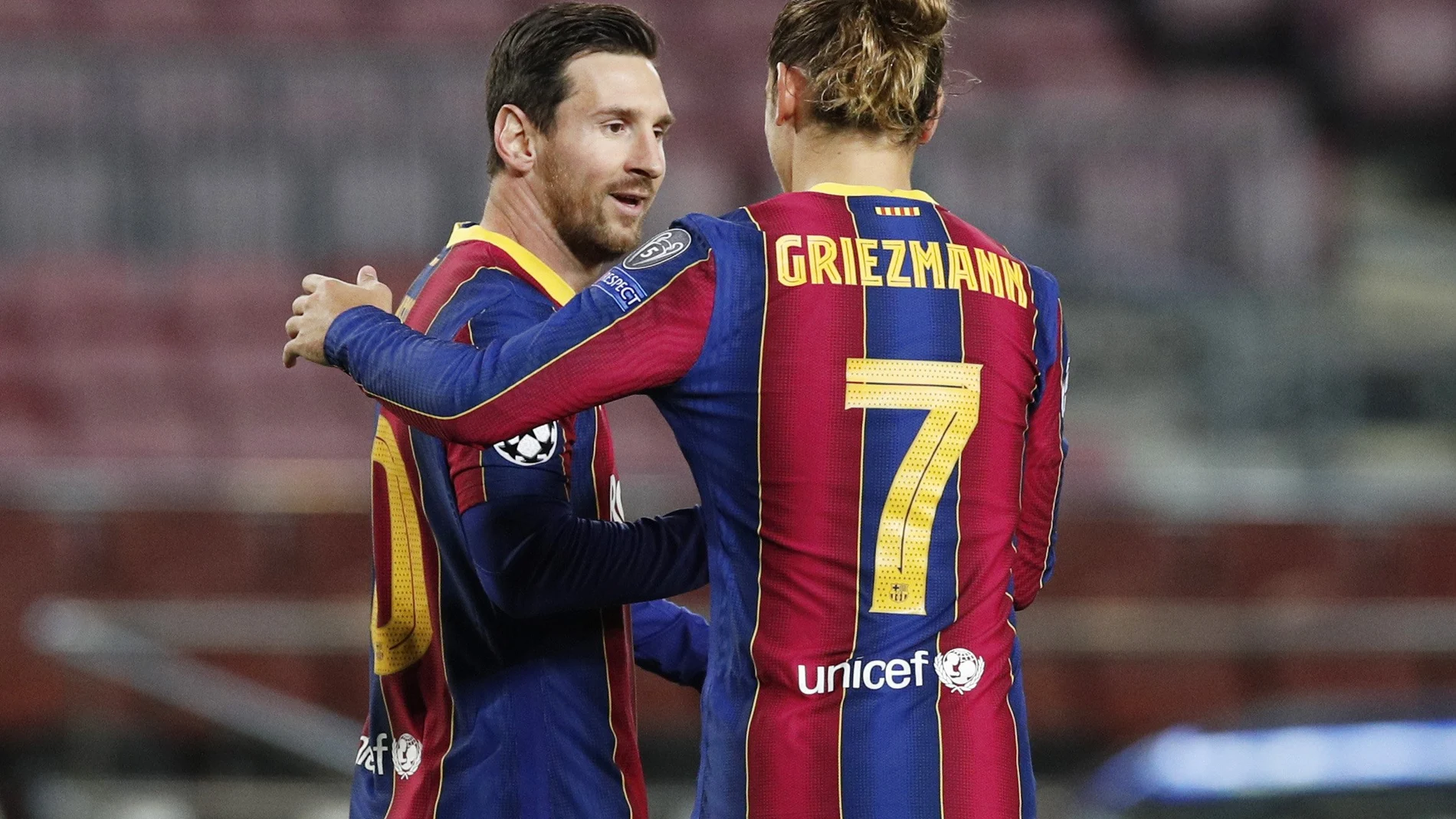Leo Messi y Antoine Griezmann celebran un gol contra el Dinamo Kiev en Liga de Campeones.
