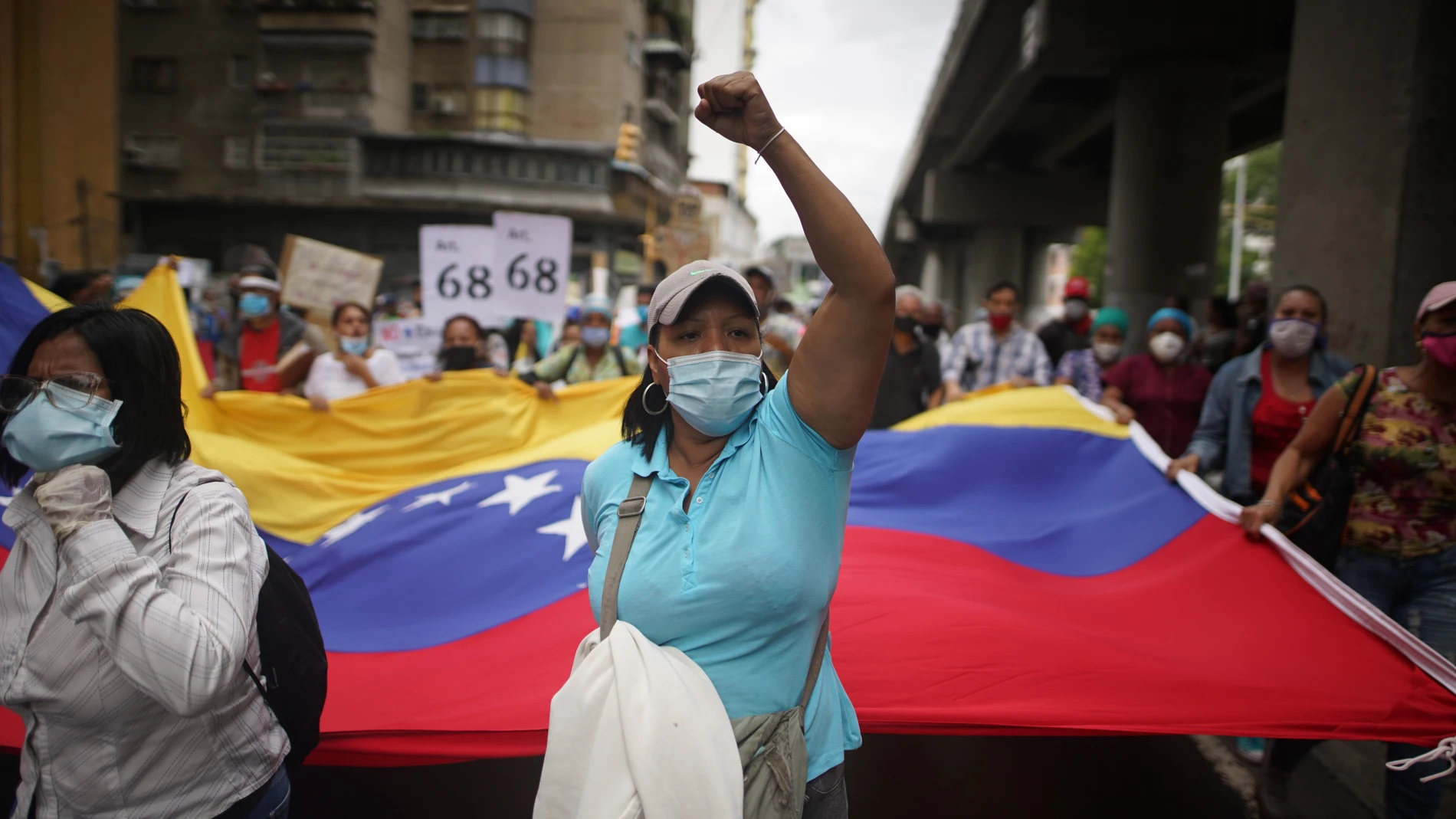 04 November 2020, Venezuela, Caracas: Healthcare workers shout slogans during a protest demanding better salaries amid the coronavirus pandemic. Photo: Rafael Hernandez/dpa04/11/2020 ONLY FOR USE IN SPAIN