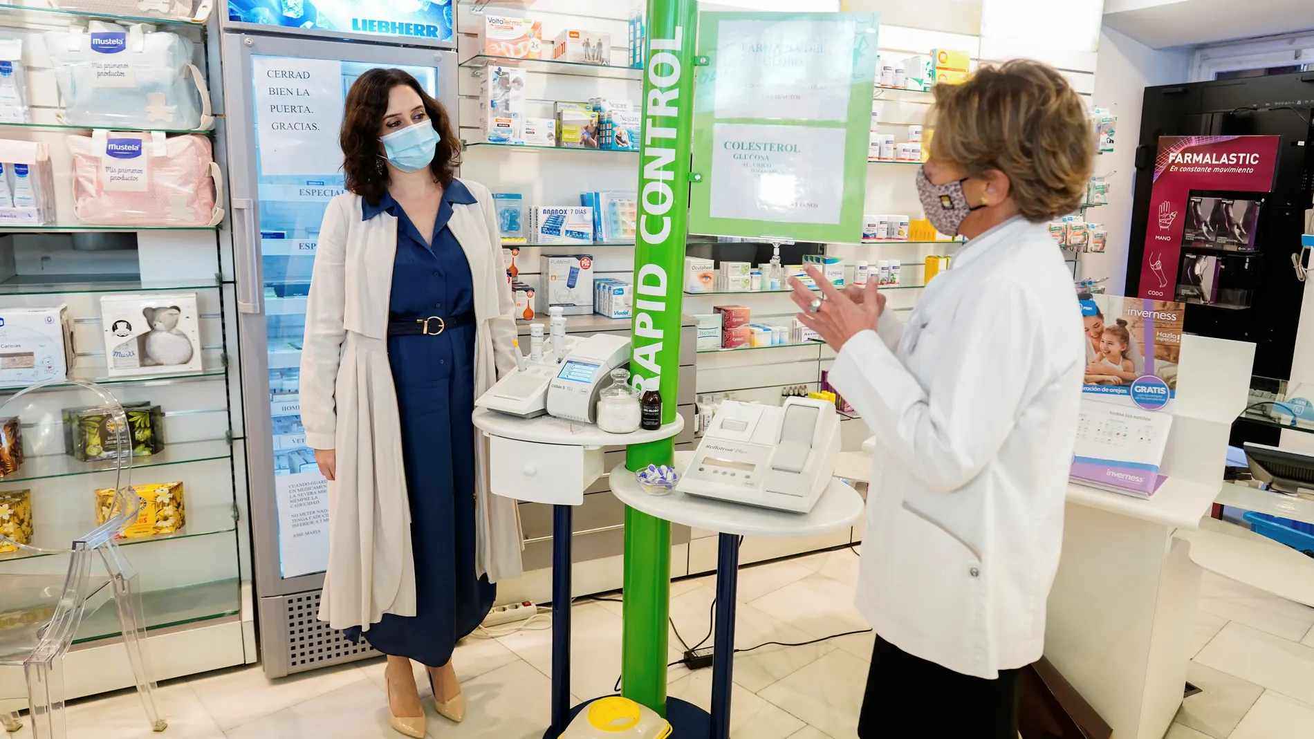 La presidenta de la Comunidad de Madrid, Isabel Díaz Ayuso en su visita a una farmacia del centro de Madrid.