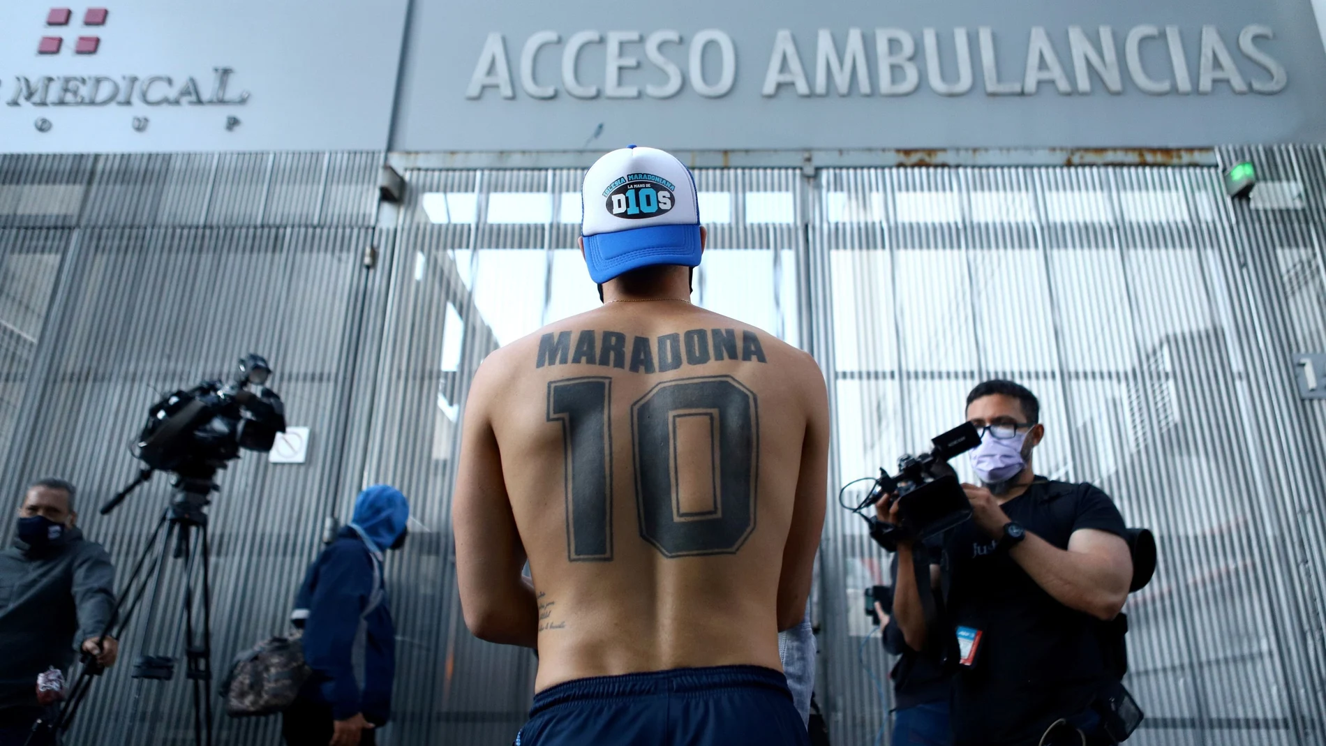Un seguidor de Diego Maradona, en el exterior de la Clínica Olivos.