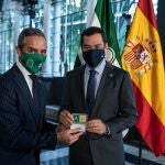 El presidente de la Junta de Andalucía, Juanma Moreno (d), junto al consejero de Hacienda y Financiación Europea, Juan Bravo, tras aprobar el Consejo de Gobierno el proyecto de ley de presupuestos de Andalucía para 2021
