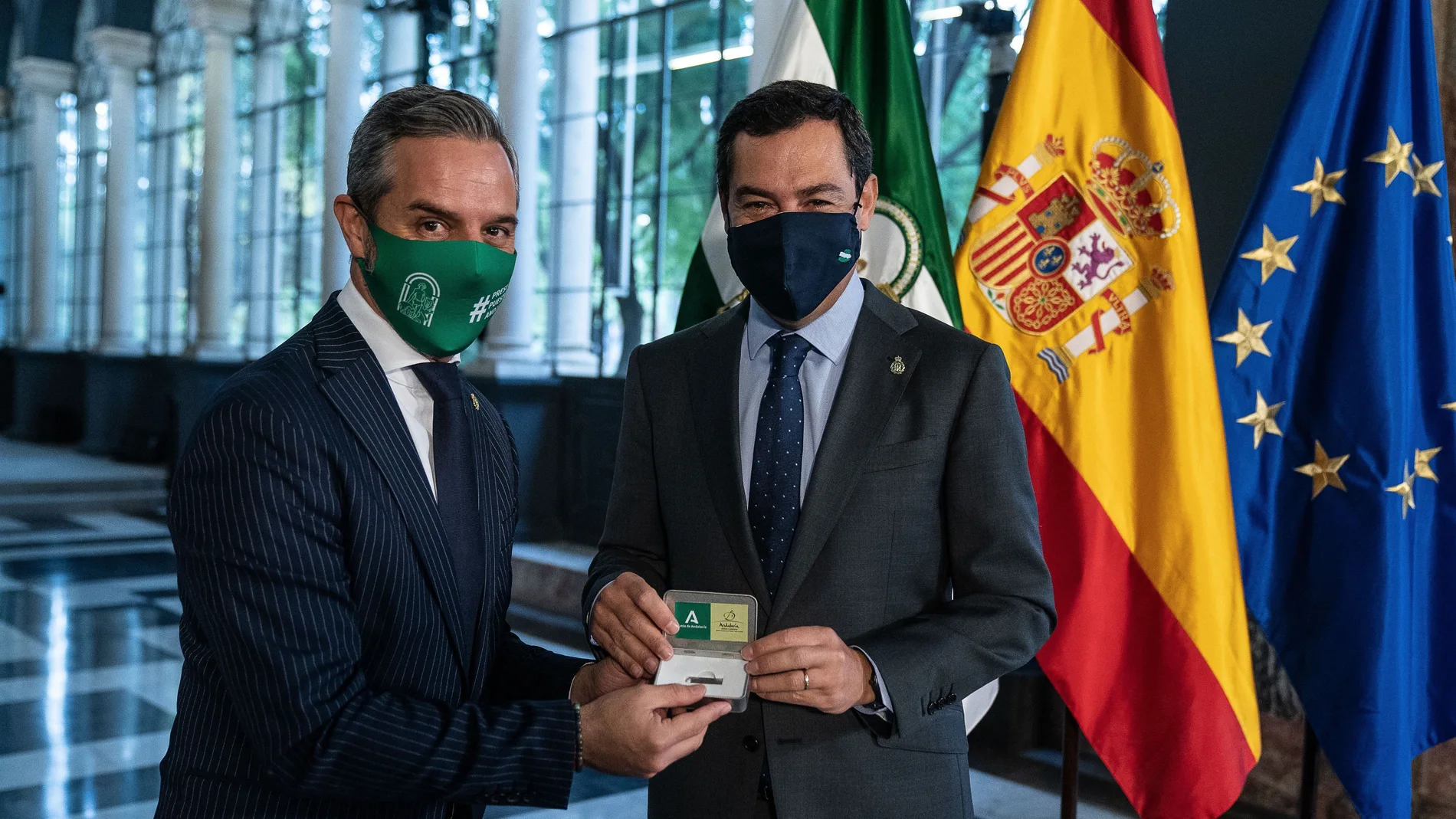 El presidente de la Junta de Andalucía, Juanma Moreno (d), junto al consejero de Hacienda y Financiación Europea, Juan Bravo, tras aprobar el Consejo de Gobierno el proyecto de ley de presupuestos de Andalucía para 2021