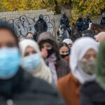 Vecinos del sector 6, de la Cañada Real, se manifiestan para demandar al ayuntamiento que les devuelvan el suministro de luz en sus casas