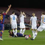 Messi, en el suelo, después de ser derribado en el área