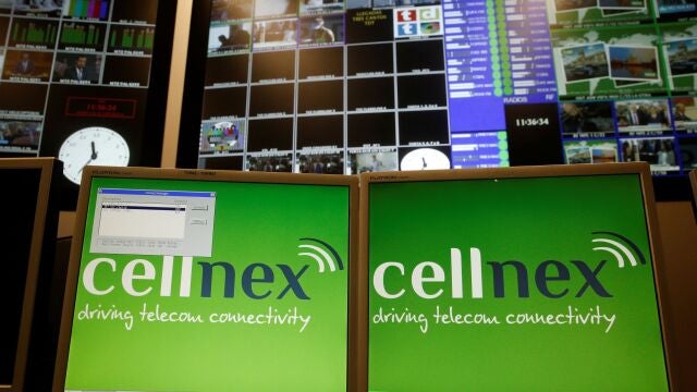 El logo de Cellnex en dos monitores