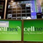 El logo de Cellnex en dos monitores