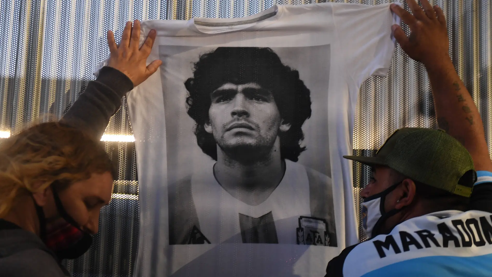 Seguidores de Diego Maradona, en la Clínica Los Olivos, donde se recupera el Diez.