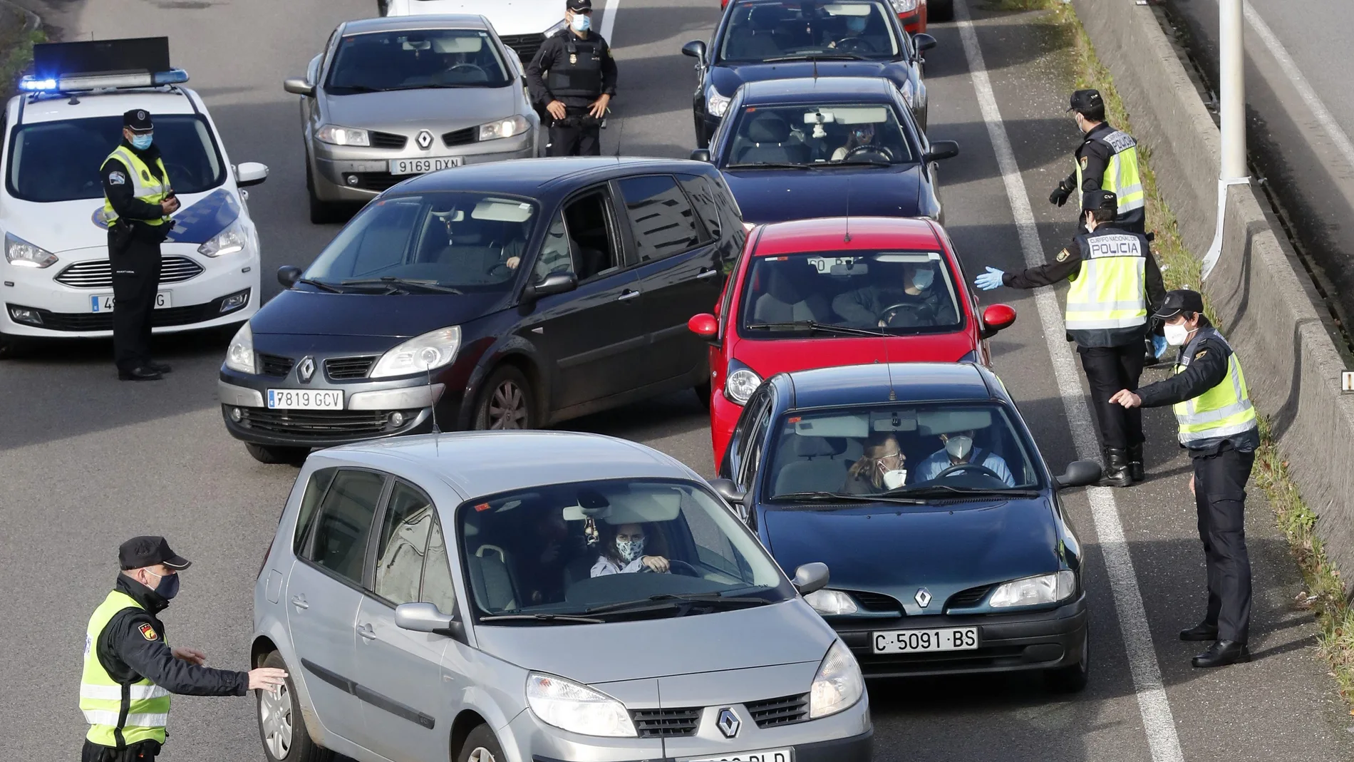 Un control policial esta mañana en Santiago de Compostela. El presidente de la Xunta, Alberto Núñez Feijóo, ha anunciado este miércoles que establecerá a partir del viernes a las 15:00 horas y durante un mes el cierre de actividades no esenciales, incluida la hostelería, y el cierre perimetral para el 60 por ciento de la población gallega. EFE/Lavandeira jr