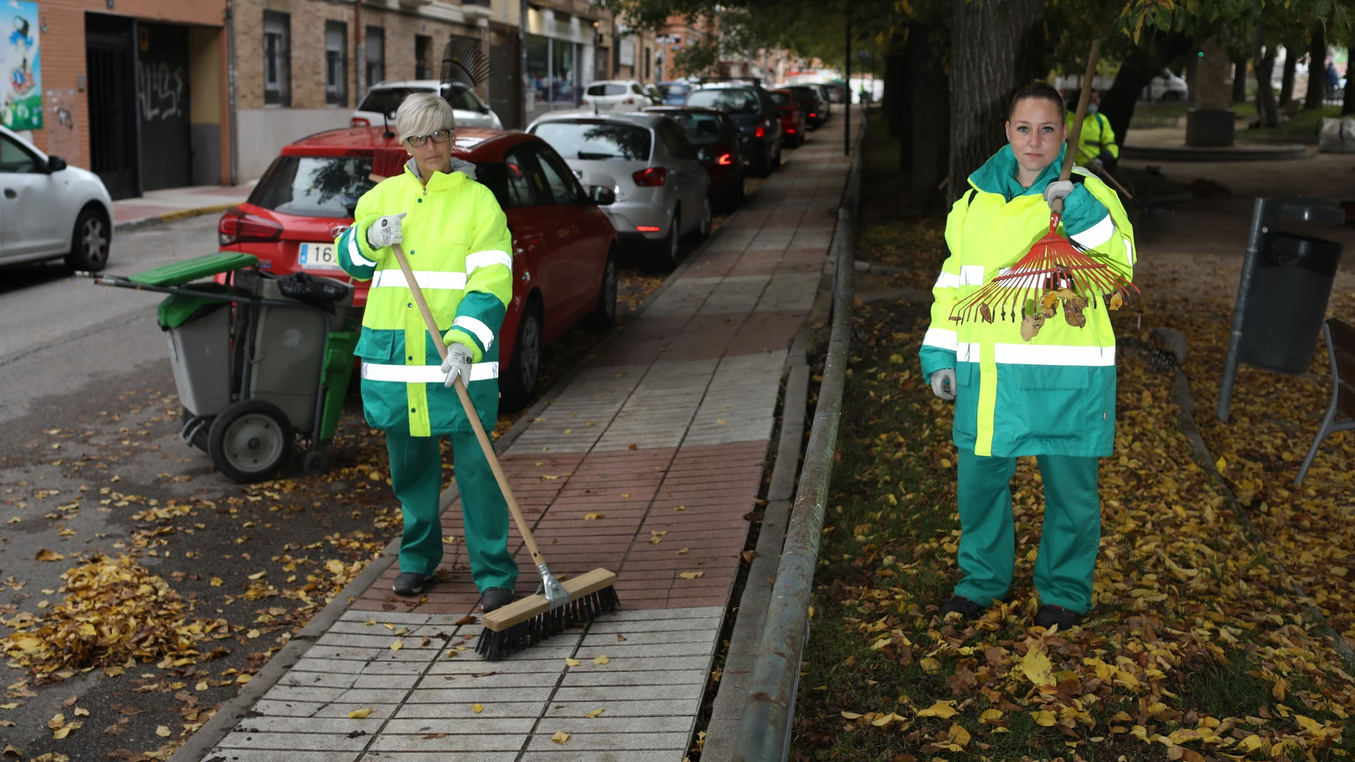 Ruth y Anaís son dos de las 14 mujeres contratadas por el Ayuntamiento de Humanes para realizar labores de limpieza y jardinería en un equipo de 20 personas rescatadas de situaciones de paro de larga duración.