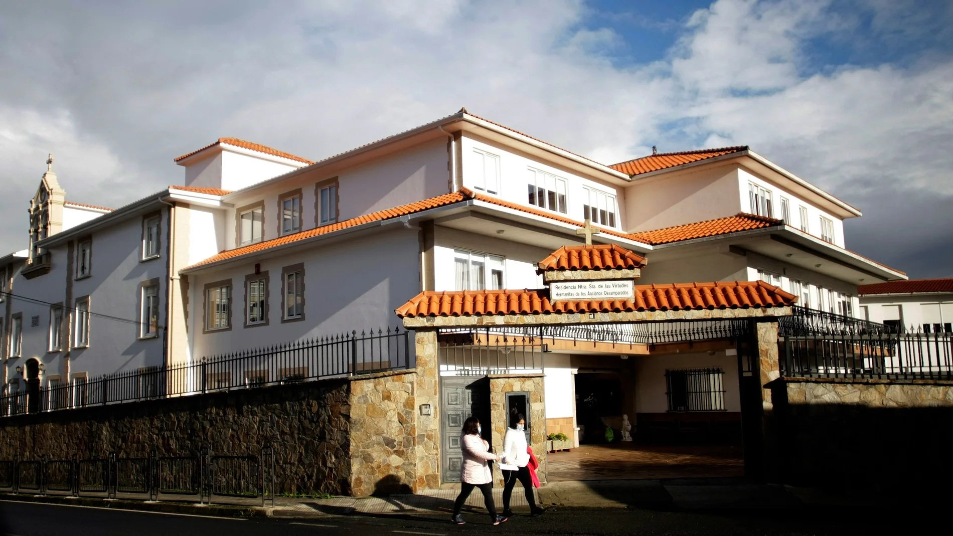 En la imagen la residencia Nosa Señora das Virtudes de Pontedeume (Galicia), que ayer contabilizaba 40 usuarios enfermos y 18 empleados. EFE/Cabalar