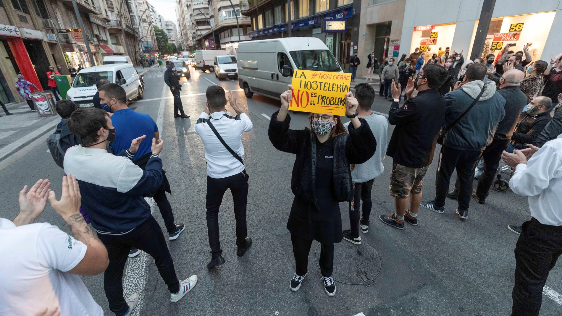 Varias decenas de hosteleros afectados por la decisión adoptada por el gobierno regional de Murcia de cerrar los bares y restaurantes el sábado