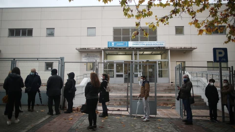 Varias personas hacen cola para poder realizarse un test de antígenos de prevención del coronavirus en el Pabellón Jesús Rollán, en el distrito de Usera