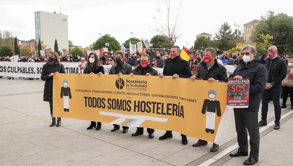 Los representantes de los hosteleros se manifiestan a las puertas de las Cortes de Castilla y León