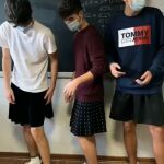 Varios adolescentes en falda en apoyo al joven que fue castigado