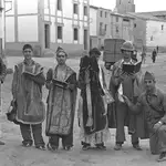 Milicianos disfrazados con vestiduras religiosas tras el saqueo de la iglesia de un pueblo aragonés.