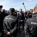El presidente francés Emmanuel Macron saluda a agentes de policía españoles durante una visita al puesto fronterizo del Pertús