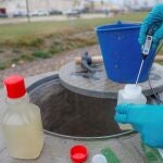 Operario del Canal de Isabel II recoge muestras de aguas residuales en alcantarillado de Majadahonda