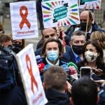 La portavoz del Grupo Parlamentario Popular, Cuca Gamarra, se dirige a los medios de comunicación durante una concentración de los profesionales de la educación concertada frente al Congreso