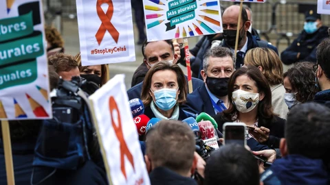 La portavoz del Grupo Parlamentario Popular, Cuca Gamarra, se dirige a los medios de comunicación durante una concentración de los profesionales de la educación concertada frente al Congreso