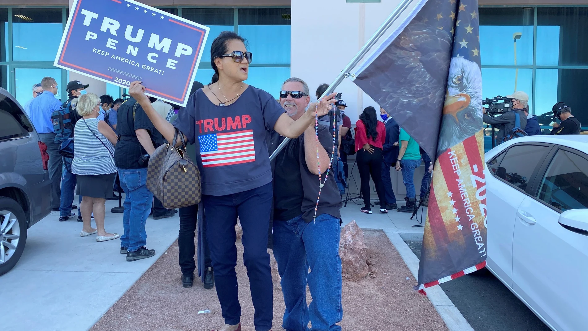 Simpatizantes de Donald Trump se manifiestan en el exterior de la oficina electoral de Las Vegas (Nevada)