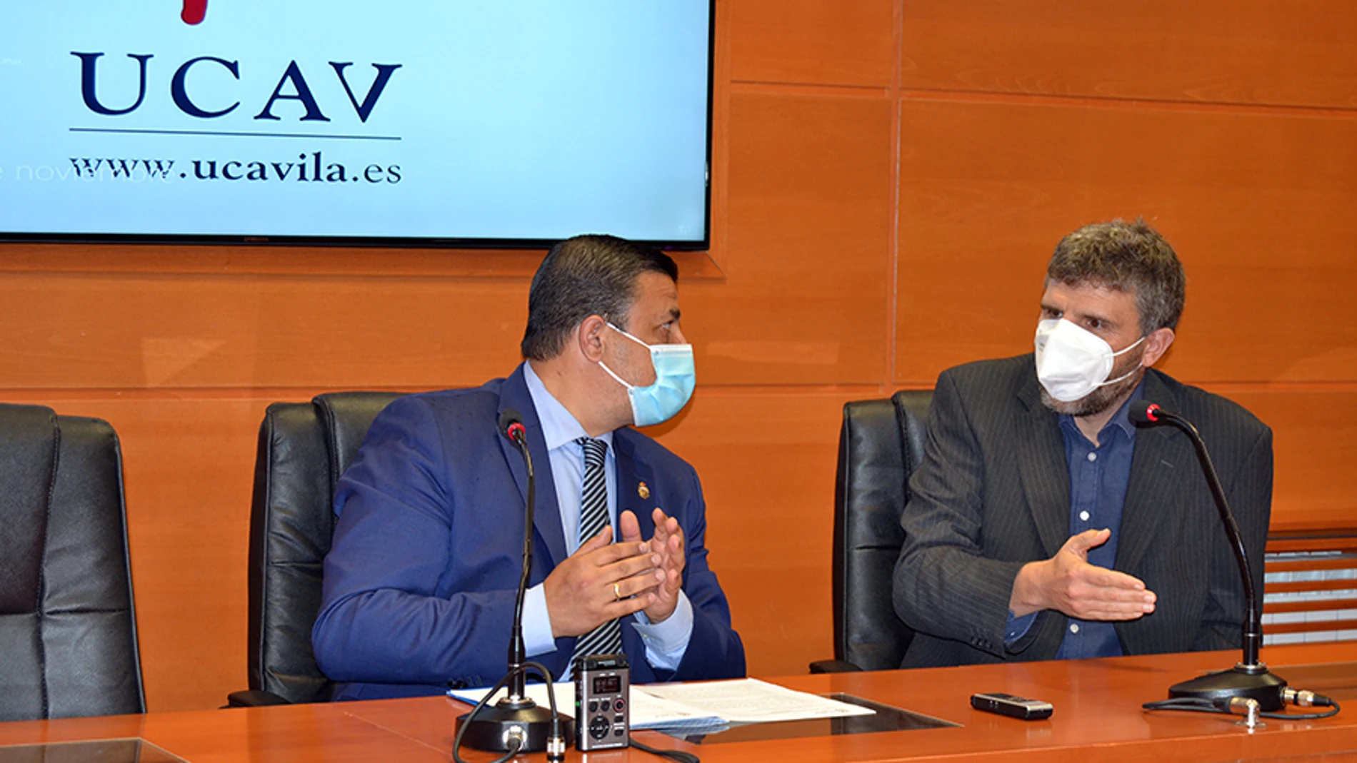 El presidente de la Diputación de Ávila, Carlos García, y el director del Ávila Business School, Ricardo Reier, presentan la jornada