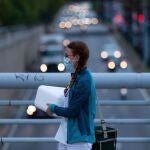 GRAFCAT4036. BARCELONA, 05/11/2020.- Una sanitaria camina por un puente sobre la Ronda de Dalt de Barcelona, este jueves, cuando las autoridades sanitarias y los expertos que les asesoran confían en que Cataluña ya ha superado el pico de la segunda ola de COVID tras el descenso paulatino de su velocidad de contagio, pero no bajarán la guardia y prorrogarán otros 15 días, a partir del lunes, el toque de queda nocturno. EFE/Enric Fontcuberta