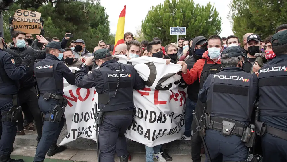 La Policía impide a los manifestantes cortar la Avenida de Salamanca