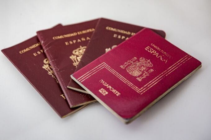 Varios pasaportes españoles