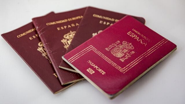 Varios pasaportes españoles