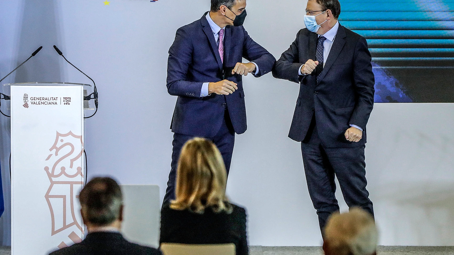 El presidente de la Generalitat, Ximo Puig, saluda con el codo al presidente del Gobierno, Pedro Sánchez