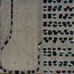 Vista aérea de coches haciendo fila para un test de covid-19 en Madison, Wisconsin