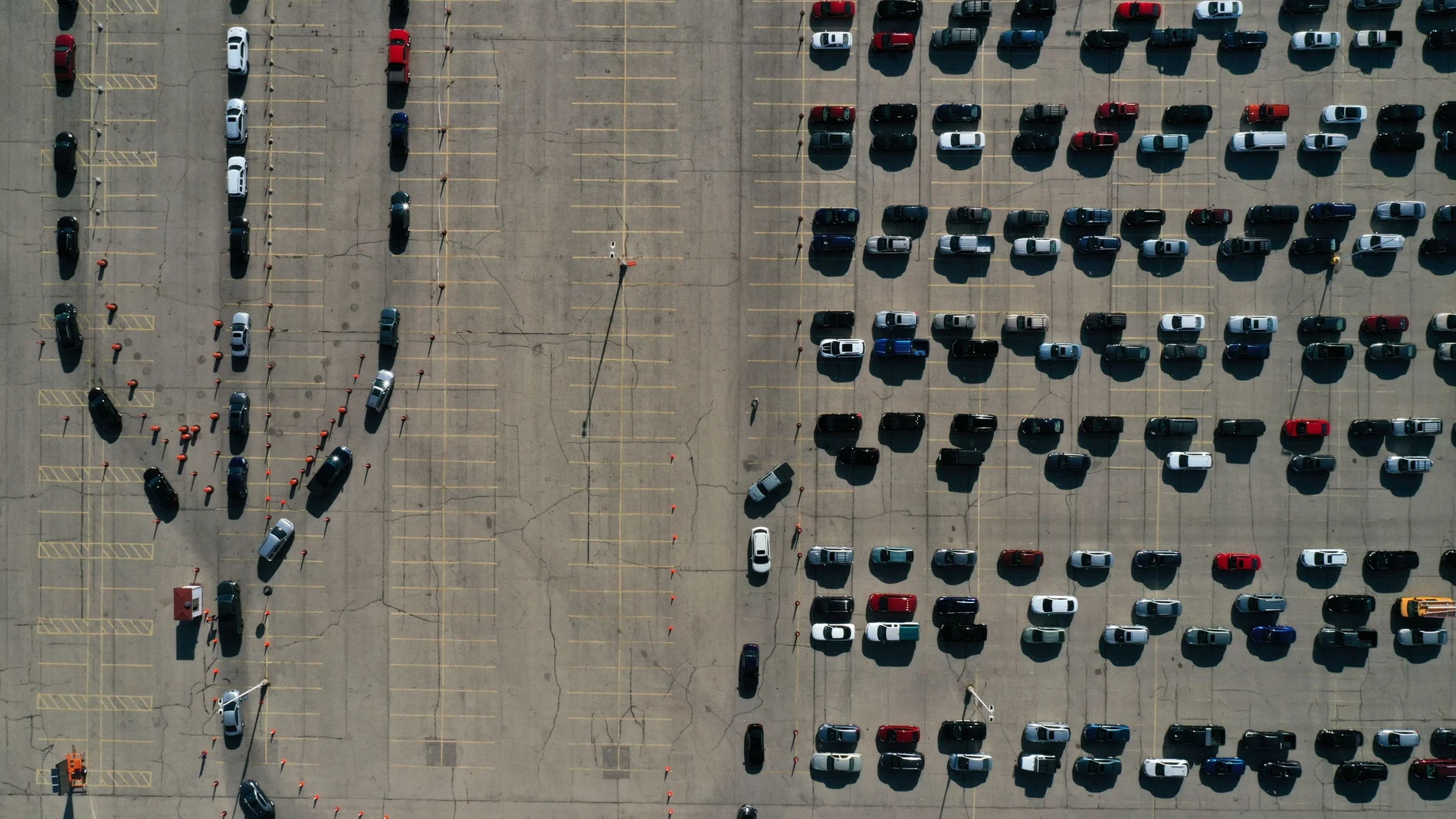 Vista aérea de coches haciendo fila para un test de covid-19 en Madison, Wisconsin