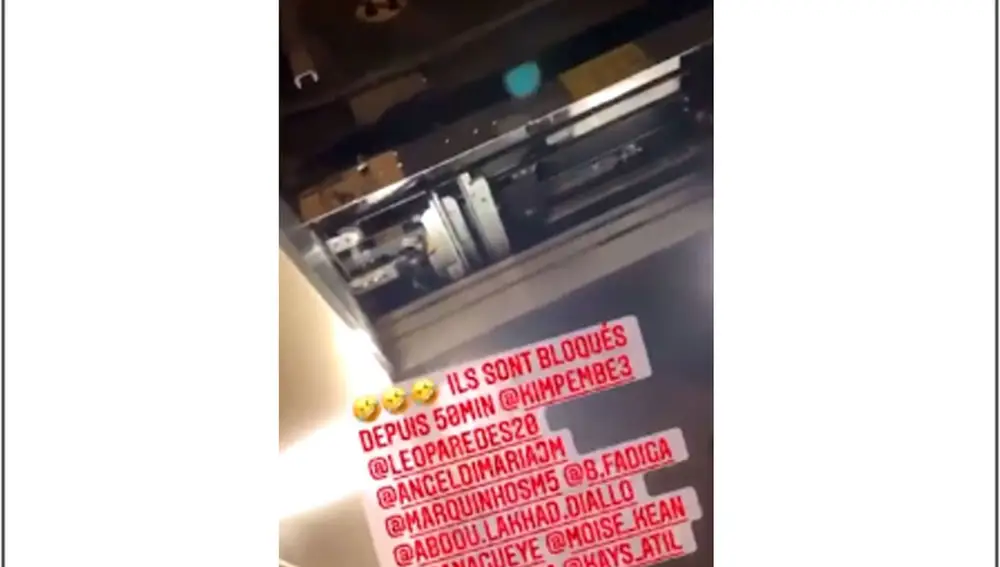 Storie que publicó Kurzawa con los nombres de los compañeros que quedaron atrapados en un ascensor.