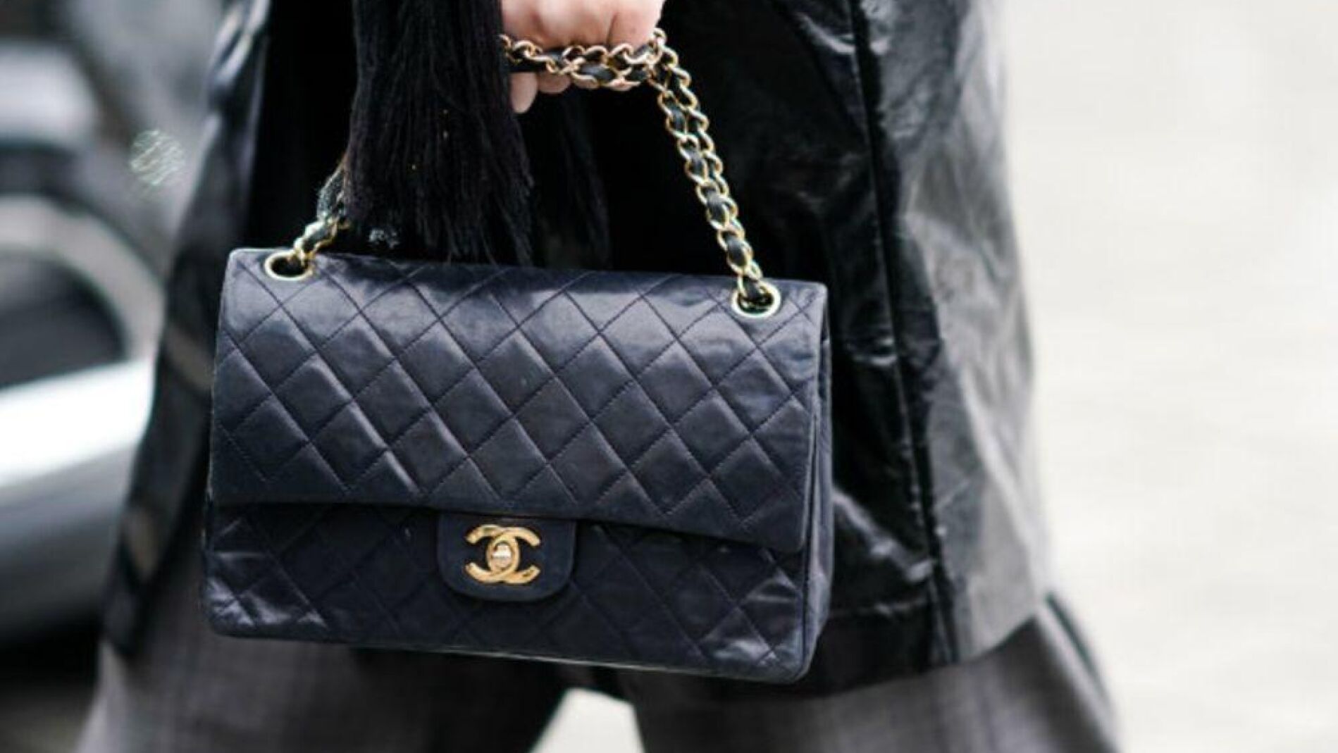 La crisis de los bolsos de Chanel La marca limita su distribuci n