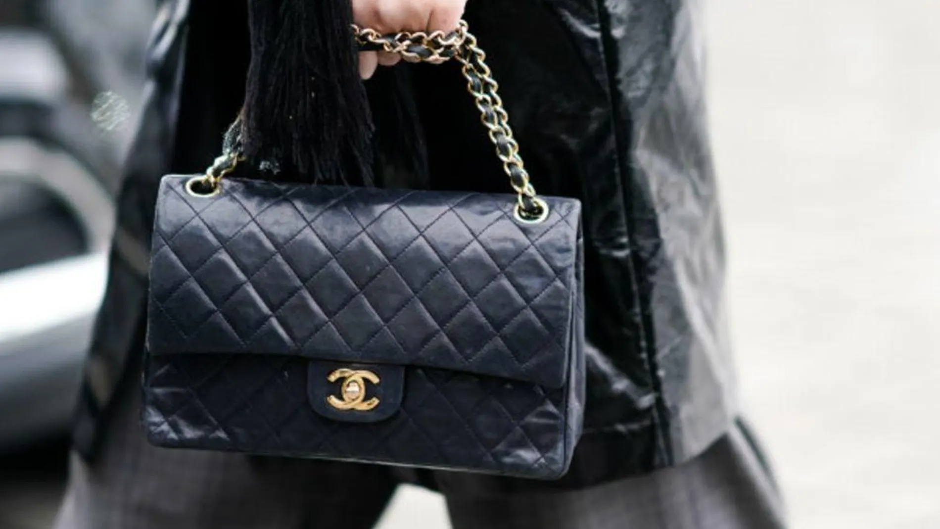 La crisis de los bolsos de Chanel: La marca limita su distribución y pide  que se venda “uno por año y cliente” en China y Corea del Sur