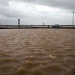 Imagen de la carretera N332 que une Sueca con Cullera donde han caido hasta 300 litros en alguna población provocando inundaciones ,desprendimientos de tierra y cortes en al menos tres carreteras