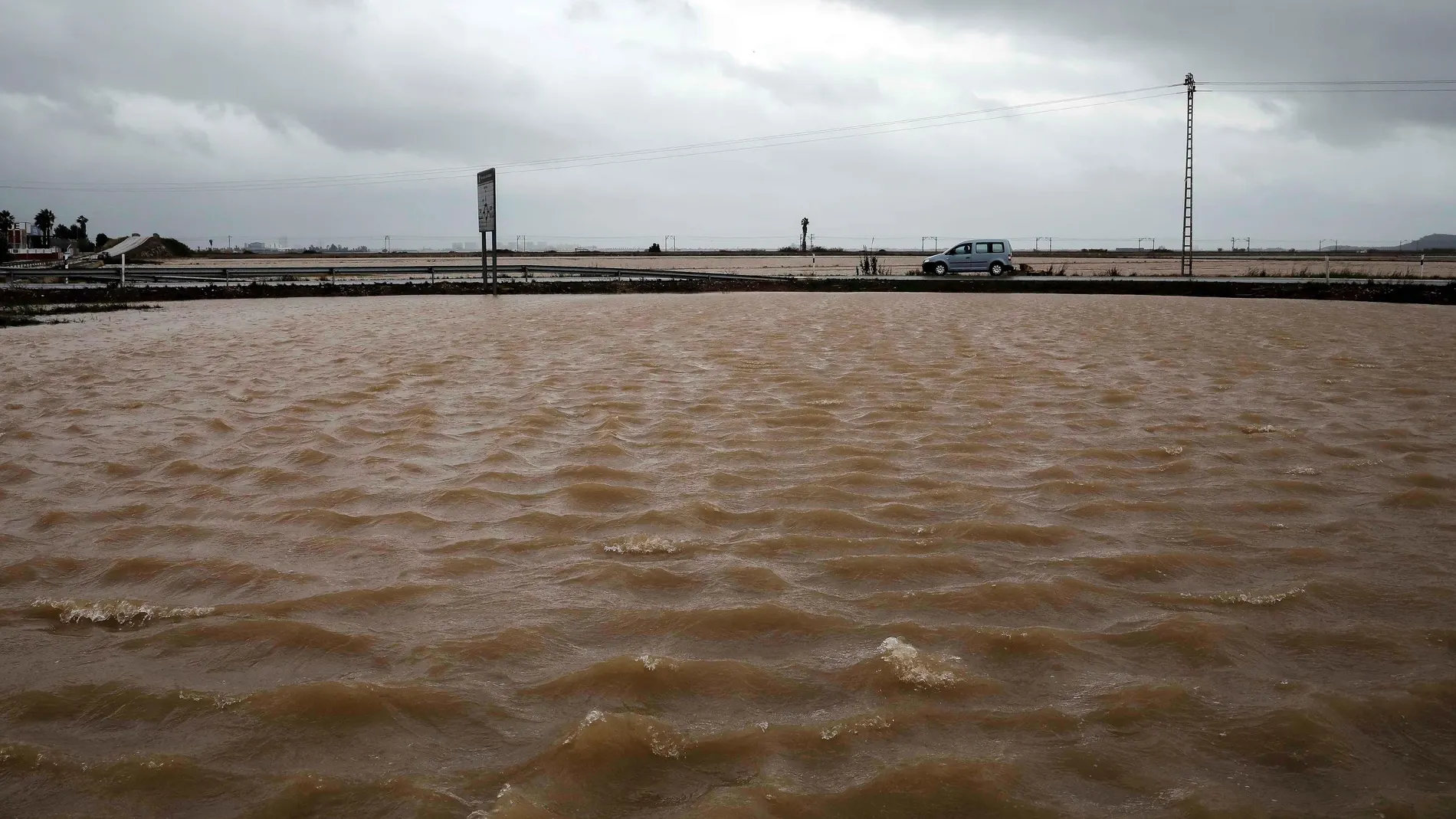 Imagen de la carretera N332 que une Sueca con Cullera donde han caido hasta 300 litros en alguna población provocando inundaciones ,desprendimientos de tierra y cortes en al menos tres carreteras