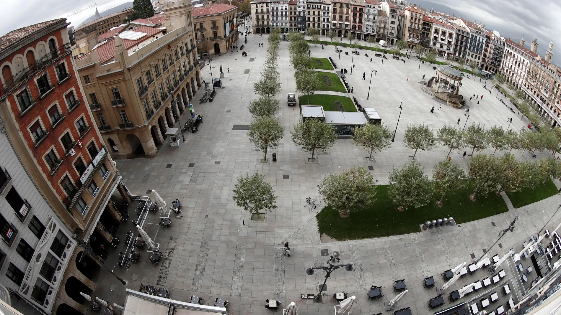 Aspecto que presenta la Plaza del Castillo de Pamplona donde las mesas de las terrazas permanecen totalmente vacías después de que el Gobierno de Navarra prorrogara otros 14 días mas el cierre de la hostelería