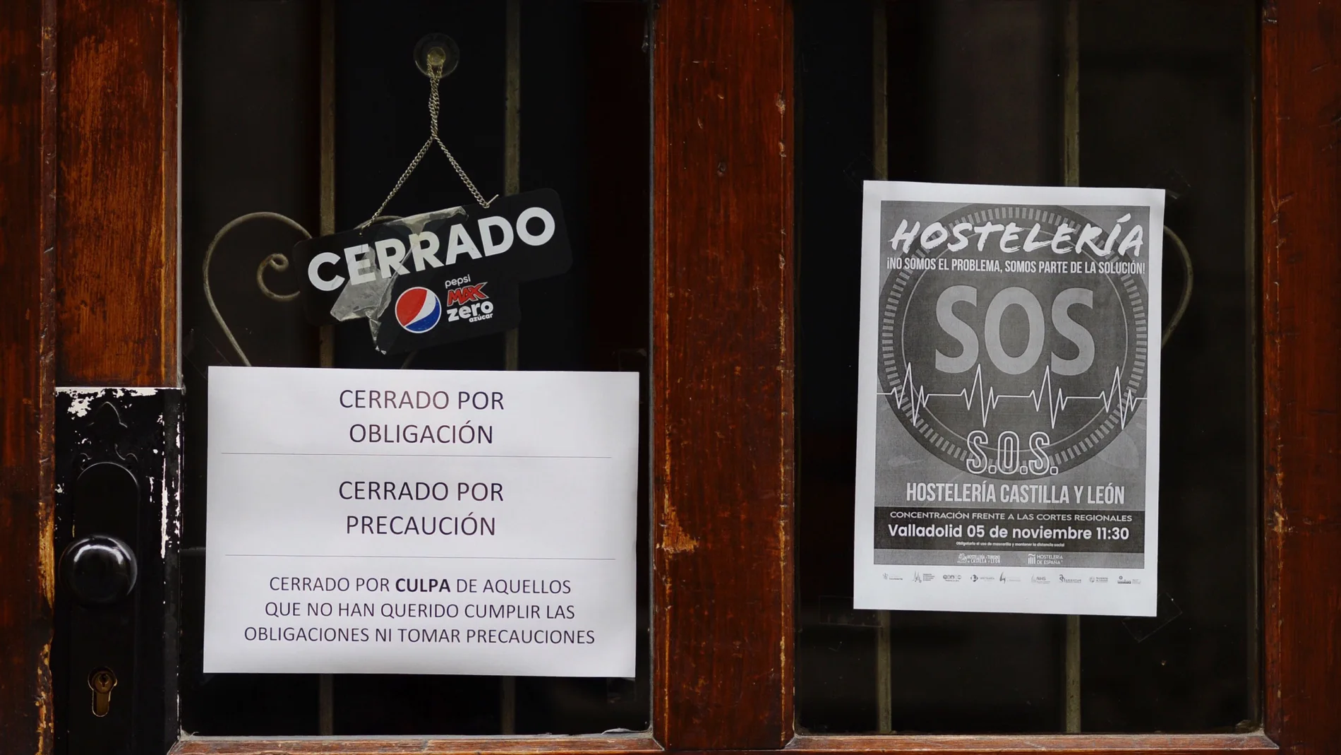 Un cartel anuncia el cierre en un bar de Valladolid