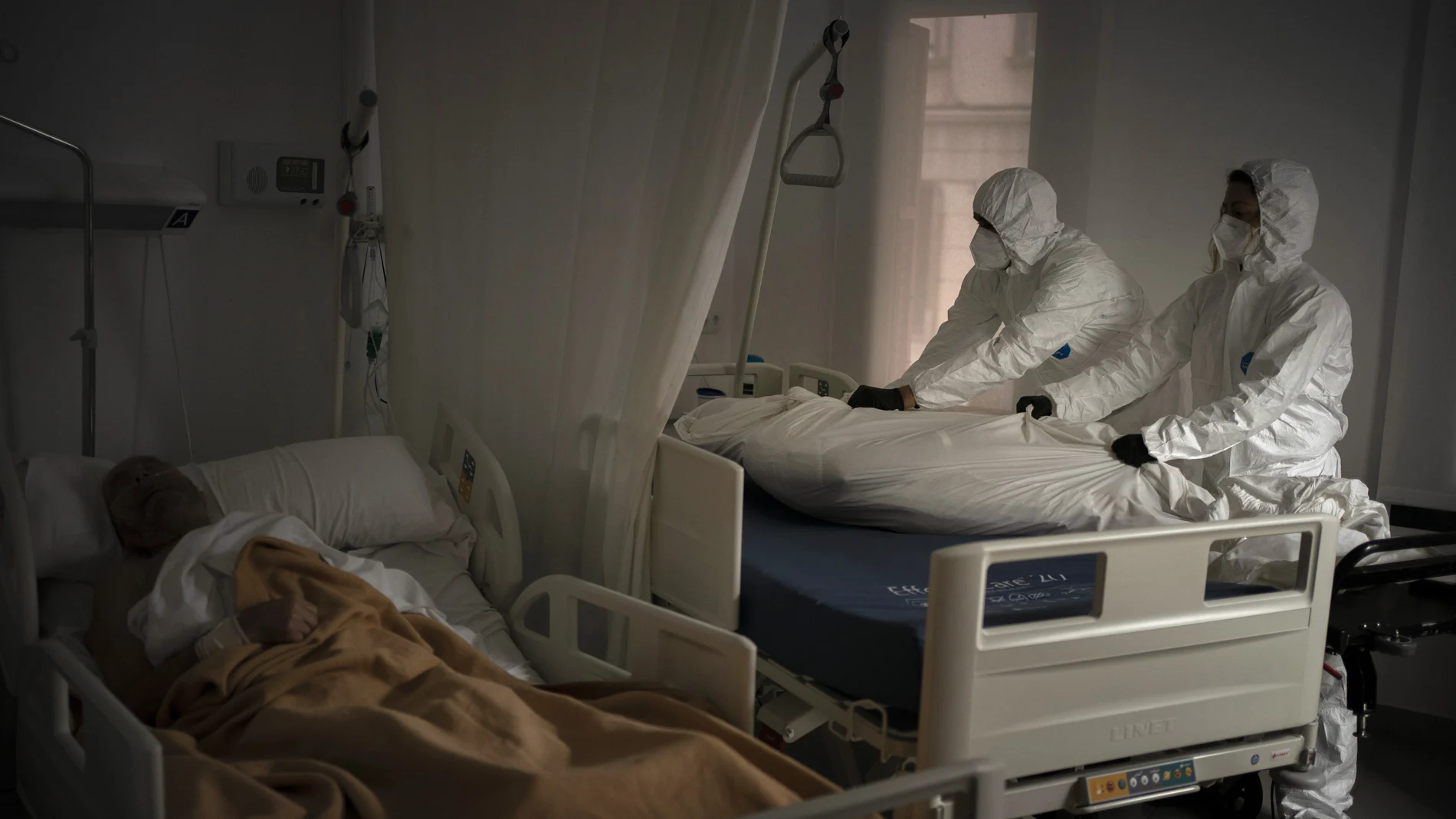 Un paciente en un hospital de Barcelona, ingresado por la Covid-19. AP Photo/Emilio Morenatti