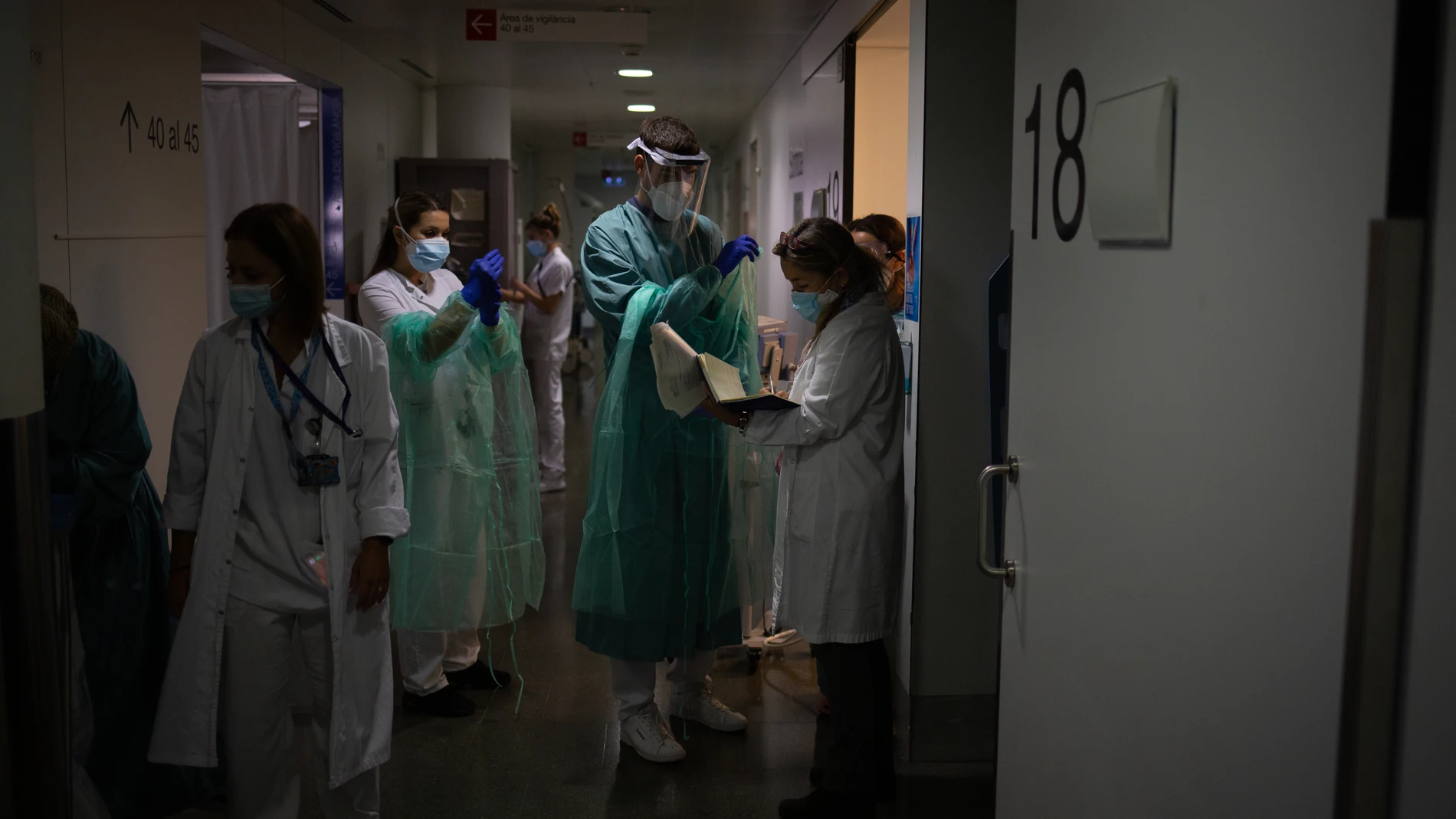 Personal sanitario en un pasillo de la Unidad de Cuidados Intensivos –UCI- del Hospital de la Santa Creu i Sant Pau, integrado en la Red Hospitalaria de Utilización Pública de Cataluña, en Barcelona