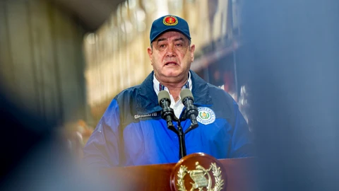 HANDOUT - 06 November 2020, Guatemala, Guatemala City: Guatemalan President Alejandro Giammatei speaks during a presser after attending a meeting on the devastating Hurricane Eta. Photo: ---/CONRED/dpa - ATTENTION: editorial use only and only if the credit mentioned above is referenced in full06/11/2020 ONLY FOR USE IN SPAIN