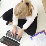 Imagen de recurso de una mujer usando un ordenador portátil