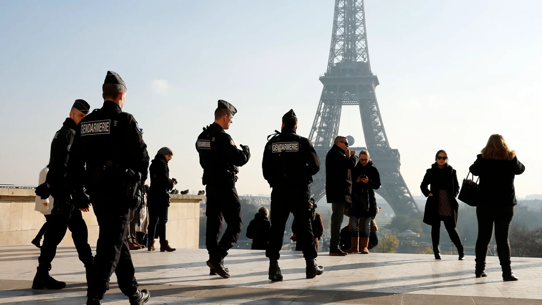 Agentes de policía patrullan junto a la Torre Eiffel