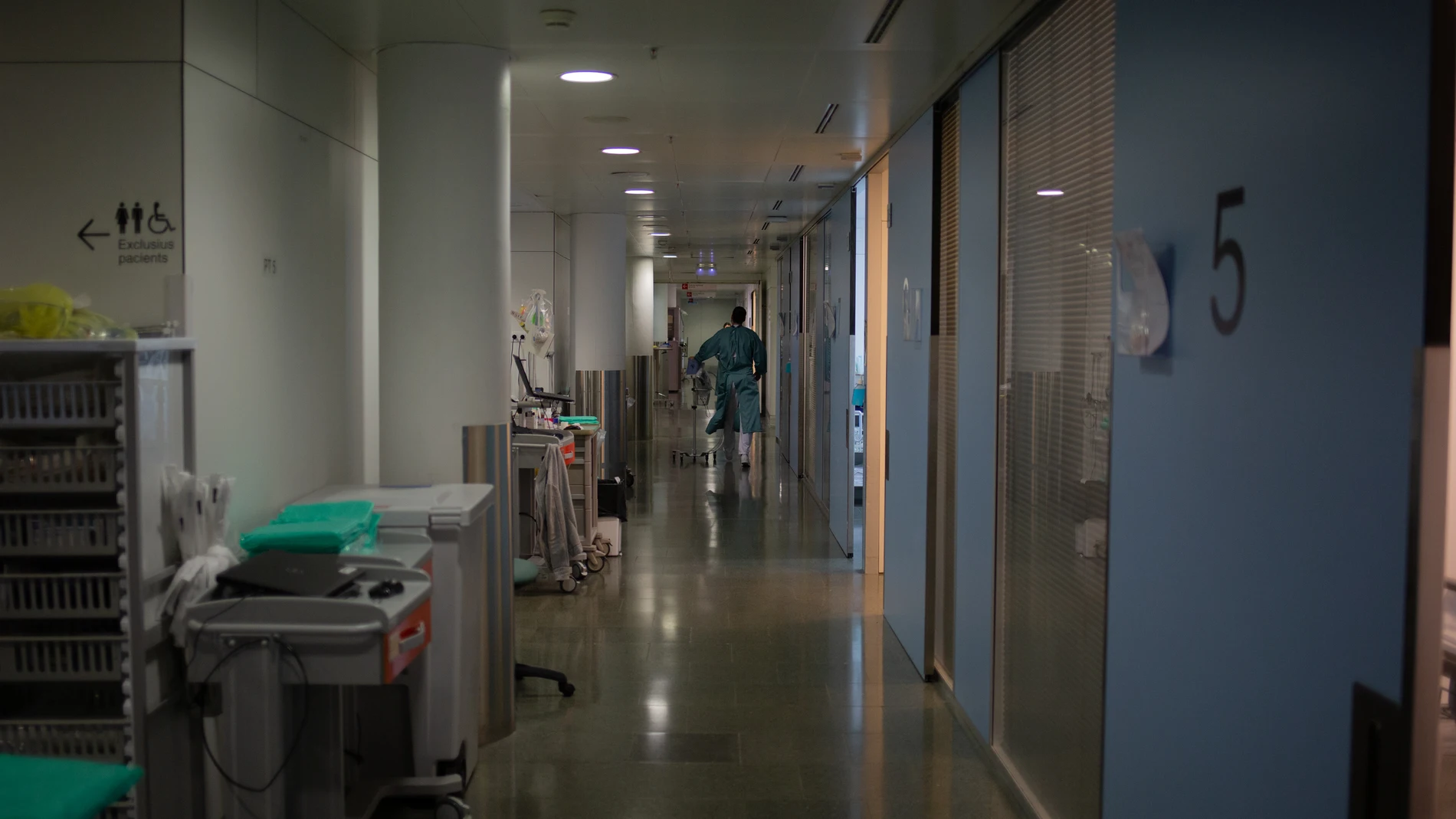 Un sanitario se mueve por uno de los pasillos de la Unidad de Cuidados Intensivos –UCI- del Hospital de la Santa Creu i Sant Pau. David Zorrakino / Europa Press