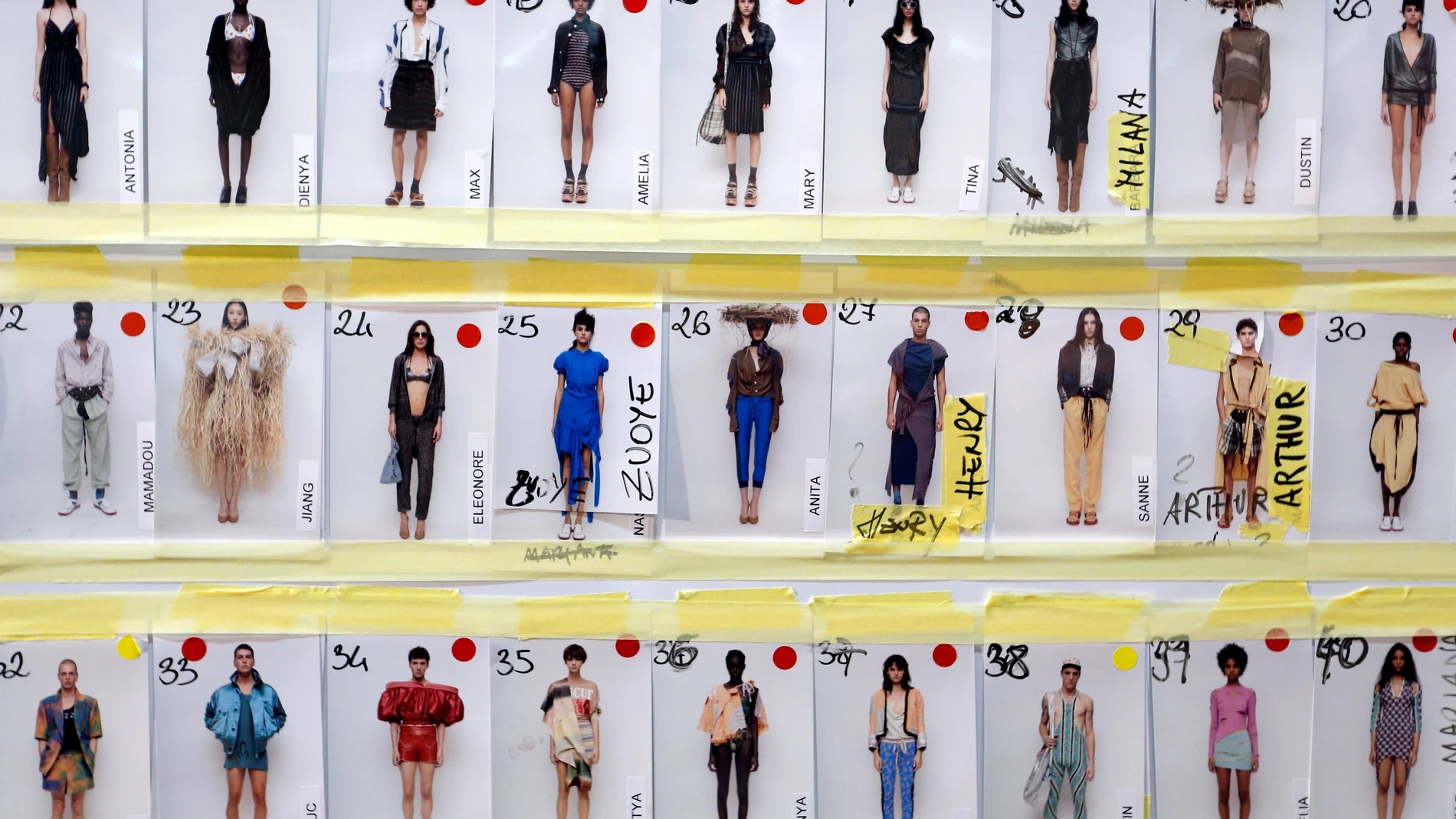 Esta foto muestra el orden de modelos que establece antes de un pase de moda