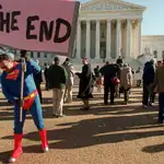 Manifestantes, incluido uno vestido de Superman, a la salida del Tribunal Supremo el pasado 12 de diciembre de 2000, el día que se decidió entonces al presidente