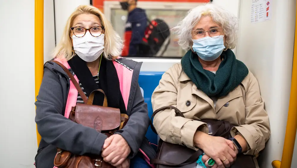 06/11/2020. © Jesús G. Feria.Reportaje en el Metro sobre el uso del movil en llamadas y el hablar que según un informe provoca un alto riesgo de contagio del Coronavirus.